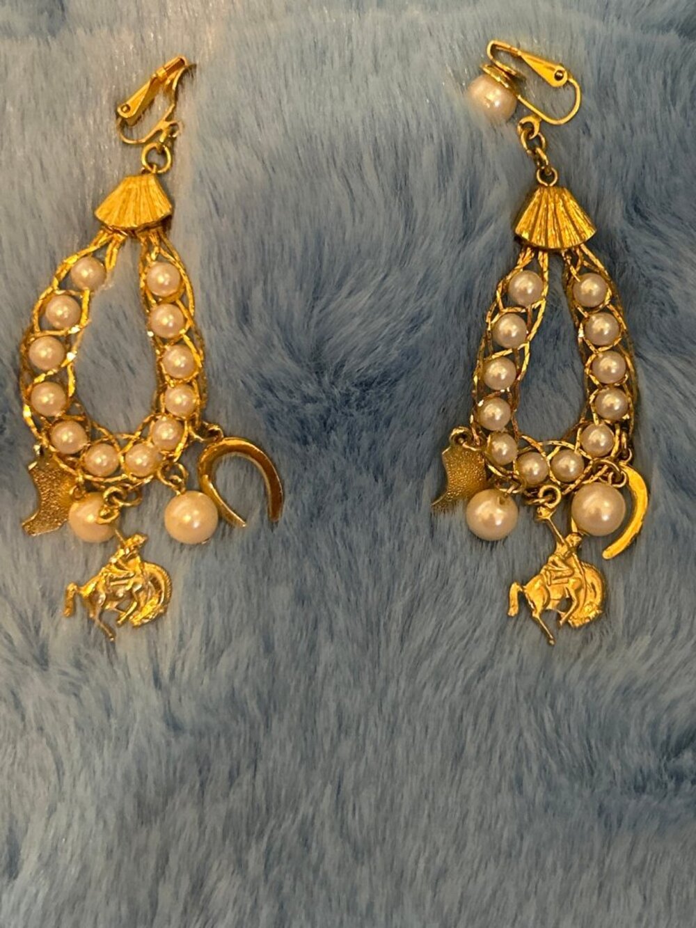 Vintage Gold Tone Pearl look Charm Clip On Earrings – Horse Design